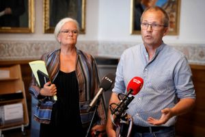 Enhedslistens gruppeformand og sundhedsordfører, Peder Hvelplund, vil ikke nøjes med en undersøgelse af den manglende lovhjemmel til at aflive alle mink. Her ses han sammen med Dansk Folkepartis Liselott Blixt. Arkivfoto: Jens Dresling