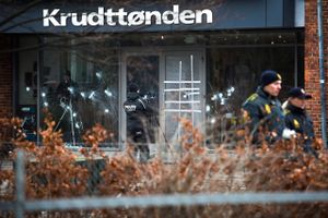 To unge mænd er sigtet for at have hjulpet den formodede gerningsmand, den 22-årige Omar Abdel Hamid El-Hussein, med at anskaffe våben, hjælpe med et tilflugtssted og bortskaffe våben, der blev brugt i løbet af de 13 timer, da København blev ramt af flere skudattentater. De nægter sig begge skyldige.