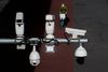 Overvågningskameraer fra selskaberne Hikvision og Dahua fotograferet i Beijing. Hikvision er ramt af kritik og skepsis på grund af såvel mistanke om sikkerhedsproblemer og medvirken til undertrykkelse af borgere. Arkivfoto: Thomas Peter/Reuters
