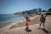 Turister på stranden på Ibiza fredag i denne uge. De seneste to uger har Spanien i gennemsnit haft 30,1 nye smittetilfælde af corona om ugen. Foto: JAIME REINA / AFP