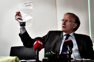 Advokat Christian Harlang med den famøse film. Tidligere efterretnings-officer Anders Koustrup Kærgaard og hans advokat Christian Harlang holder pressemøde med filmforevisning med påstand om, at staten lyver i sagen om tortur mod irakiske fanger. Anders Koustrup Kærgaard og Christian Harlang mener, at "Forsvarsministeriet begår procesbedrageri i Østre Landsret" i sagen om tortur mod irakiske fanger. Foto: Liv Høybye