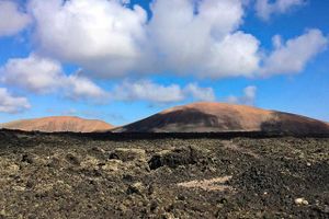 Selv om der er masser af skyer på himlen over vulkanøen Lanzarote, falder det meste af nedbøren på naboøen Gran Canaria, der er anderledes grøn og frodig. Foto: Simon Turkas/Flickr