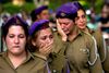 Israelske soldater i sorg tirsdag ved begravelsen af den faldne sergent Sagi Erez, der mandag blev dræbt af Hamas. Foto: Ariel Schalit/AP