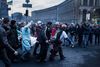 En såret bæres væk fra Uafhængighedspladsen i Kiev, mens det gik hedest for sig. Fra begge parter i konflikten udtrykker man tvivl om, hvorvidt sandheden om de mange drab nogensinde kommer for en dag. Arkivfoto: Niels Hougaard