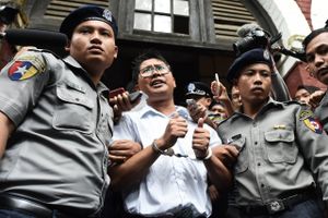Journalisterne Wa Lone (i midten) og Kyaw Soe Oo blev i september idømt hver syv års fængsel for at have brudt loven om statslige hemmeligheder i Myanmar. Arkivfoto: Ye Aung Thu/AFP