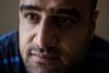 Den 35-årige iraner Mehdi Rahimi Afviste asylsøgere, der nægter at rejse hjem, forsvinder i stort antal, når de får at vide, at de skal flytte ind på et af de to nye udrejsecentre. Det ene, Kærshovedgård, ligger på heden ved Ikast/Brande. Her skulle nu have boet 111 personer, men der er kun 35. Resten er gået under jorden i Danmark eller er rejst ud af landet. Nogle af beboerne, som er kristne iranere, mødes hver onsdag eftermiddag med den lokale præst og drikker kaffe og læser i biblen.