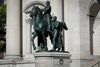 Er denne statue racistisk? Det mener bestyrelsen for naturhistorisk museem i New York. Monumentet, som har stået foran museet i 80 år og bl.a. hylder tidligere præsident Theodore Roosevelts arbejde for at frede store naturområder, bliver nu fjernet. Roosevelt er afbilledet til hest, fordi han var glad for at gå på jagt. Foto: Mike Segar/Reuters