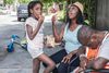 Candace Bailey er trukket ind i skyggen med sin datter Reighan i den fugtige sommerhede i Charleston. Den 28-årige er stolt over, at Charleston ikke reagerede med vold efter massakren. Fotos Anne Hollande.