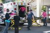 Sårede ankommer til hospitalet Mercy Medical Center efter skyderiet i Roseburg.