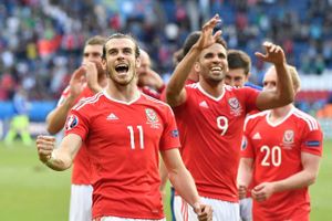 Ikke kun Island har som slutrunde-debutant haft succes ved EM. Wales er også blandt kvartfinalisterne, men råder i modsætning til Island over en superstjerne, Real Madrids Gareth Bale (11). Foto: Martin Meissner/AP