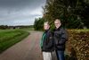 Uffe Bentzen og Karin Holm må mange gange om dagen høre og se store lastbiler køre lige forbi deres ejendom. Foto: Casper Dalhoff