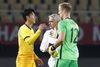 José Mourinho står i baggrunden, da målmand Joe Hart og Son Heung-min lykønsker hinanden med sejren torsdag aften. Foto: Ognen Teofilovski/Reuters