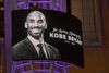 Den legendariske baskeballspiller Kobe Bryan mindes over hele verden og her i Los Angeles. Han og otte andre personer døde i et helikopterstyrt nær Calabasas i Californien den 26. januar. Foto: David McNew/Getty Images/AFP