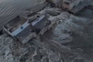 Dæmningen Nova Kakhovka på Dnipro-floden i Ukraine er blevet skadet af eksplosioner. Rusland og Ukraine beskylder hinanden for at stå bag.