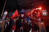 Liverpool-fans fejrede mesterskabet i aftes udenfor Anfield, da det stod klart, at Chelsea havde besejret Manchester City i London. Foto: Reuters/Phil Noble.