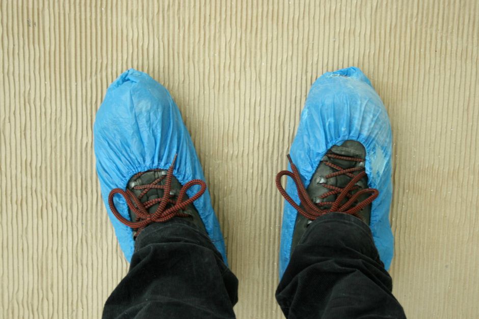 Crack pot Hurtig initial Blå plasticovertræk til sko afskaffes i svømmehaller