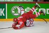 Ruslands Nikita Nesterov og danske Nicolai Meyer i hård kamp om pucken. Foto: Oksana Dzadan/AP