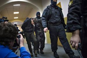 Den hovedmistænkte bag Nemtsov-mordet, Zaur Dadaev, føres bort fra retten efter afhøringen søndag. Foto: Ivan Sekretarev/AP