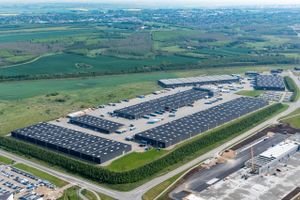 Her ses Logistikparken 1-3 i Brabrand, som er en af NREPs bygninger, der nu udstyres med solceller i partnerskab med Danmarks Grønne Investeringsfond. Foto: NREP
