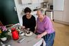 Anita Nielsen og hendes mor Tove Nielsen drikker kaffe og ser billeder fra barnebarnets bryllup i weekenden. Næste gang datteren kommer på besøg skal de en tur i Randers Storcenter for at købe nye sko.