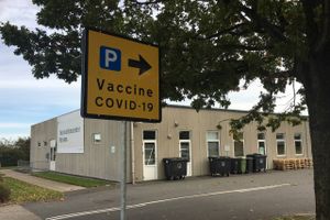 Politiet har søndag været tilstede ved et vaccinationscenter i Horsens, der er blevet udsat for hærværk.