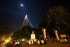 Månen skinner over Mahabodhi-templet. Foto: Tore Grønne