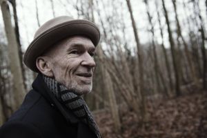 Per Frost, der bor i Risskov og især er kendt som guitarist i Gnags, har udgivet et nyt soloalbum og spiller i Musikhuset torsdag med sit eget band.