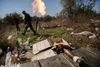 Pro-russiske oprørere i gang med at affyre morterer mod ukrainske positioner nær lufthavnen ved Donetsk. Den såkaldte våbenhvile har længe syntes sønderskudt. Foto: Dmitrij Lovetskij/AP