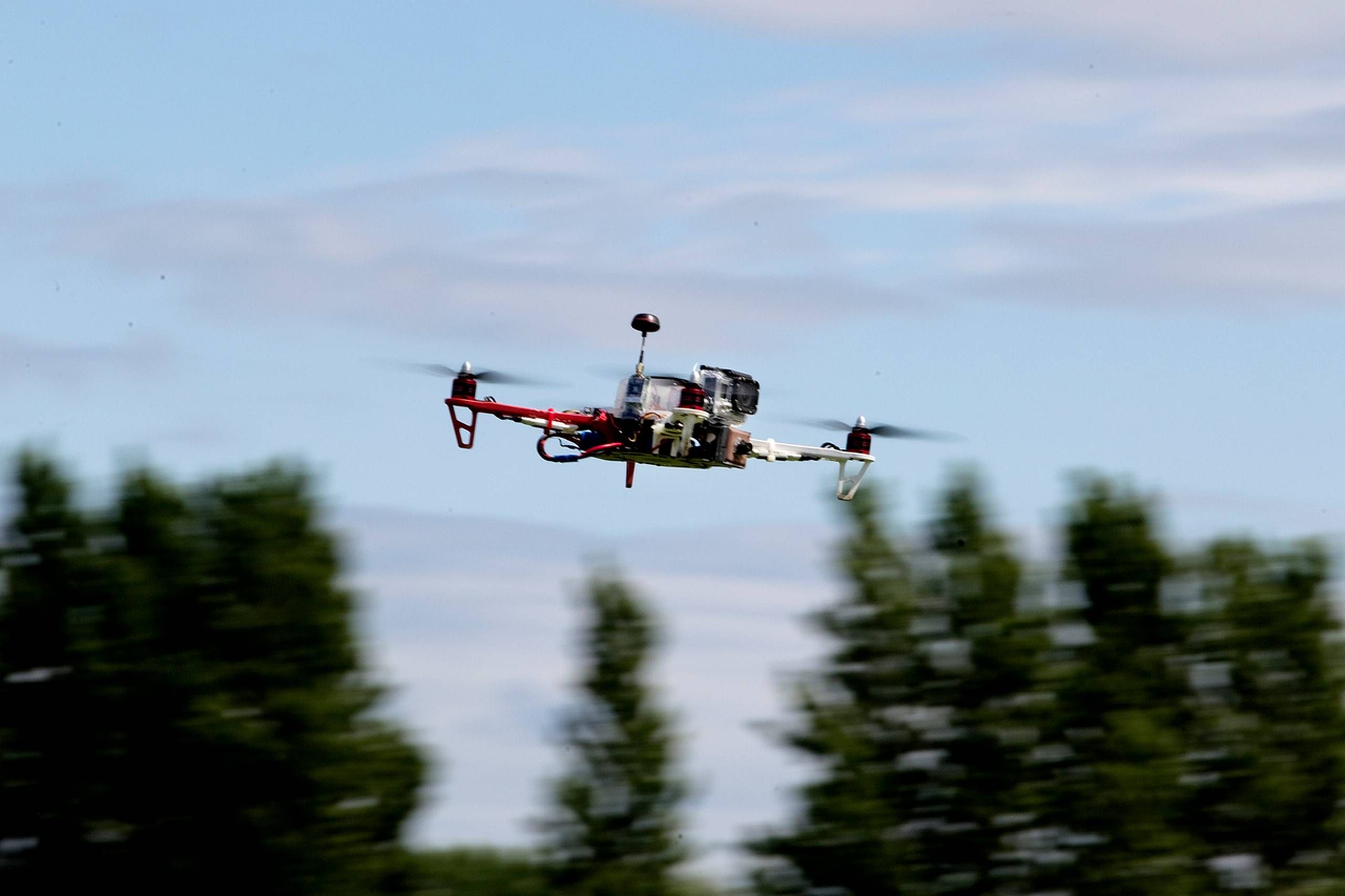 Må flyve med kamera-drone over naboens have?