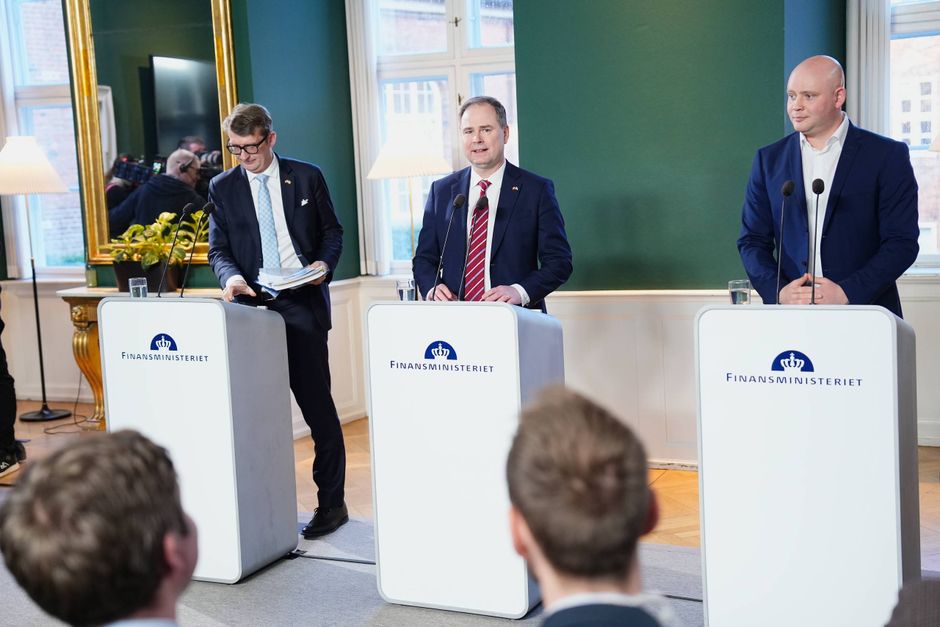 Regeringens udspil til en finanslov lægger ikke op til »hurlumhej og gaver«, og regeringen har næppe stor tålmodighed i forhandlingerne, vurderer Jyllands-Postens politiske analytiker, Niels Th. Dahl.