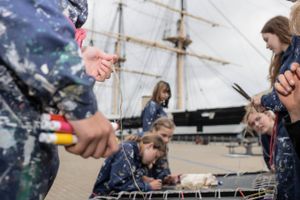 I august har Fregatten Jylland sat fokus på det levende håndværk. Som en del af et større samarbejde huser den projektet Håndværk på Havnen, hvis formål er at skabe interesse for håndværksfagene blandt folkeskolens udskolingselever.
