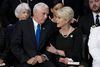 Vicepræsident Mike Pence i samtale med Cindy McCain ved mindehøjtideligheden. Foto: Andrew Harnik/AP