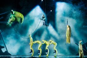 Kim Fupz Aakesons ”Ragnarok” udfolder sig med cirkusartister, musik og springvand i Det Kongelige Teaters enorme teatershow i Dyrehaven.