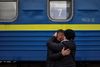 En mand omfavner sin kone på perronen i byen Slovyansk i Donbas-regionen. Ukraine er gået i gang med en masseevakuering af civile i hele den østlige del af landet, som reaktion på en storstilet forventet russisk offensiv for indtage hele regionen. Præsident Volodomyr Zelensky fastslår, at det er afgørende for resten af krigens udvikling, at Donbas forbliver på ukrainske hænder. Foto: Ronaldo Schemidt/AFP