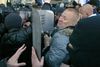 Pro-russiske aktivister i kamp med politiet i Donetsk, Ukraine.