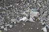 Store stykker plastic er havnet i slagger, som er leveret til en byggeplads i byen Sode i Haderslev Kommune. Plasticen har nu spredt sig i området. Foto: Anne Mette Schmidt/Haderslev Kommune