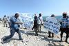 I den italienske grænseby Ventimiglia, få kilometer fra Nice på den franske riviera, har flere hundrede flygtninge og migranter installeret sig på stenene, som de nægter at forlade i protest mod EU's lukkede grænser.