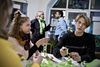 Alternativets valgfest i Aarhus bar tirsdag aften præg af spænding om udfaldet af valget. Sine Byrialsen og Asbjørn Bagger var blandt de fremmødte i Nørre Allé. Foto: Anita Graversen