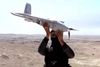 På en optagelse fra en al-Qaeda-side på Facebook hævdes det, at gruppen har opsnappet en drone med våben fra Islamisk Stat. Foto: fra Facebook