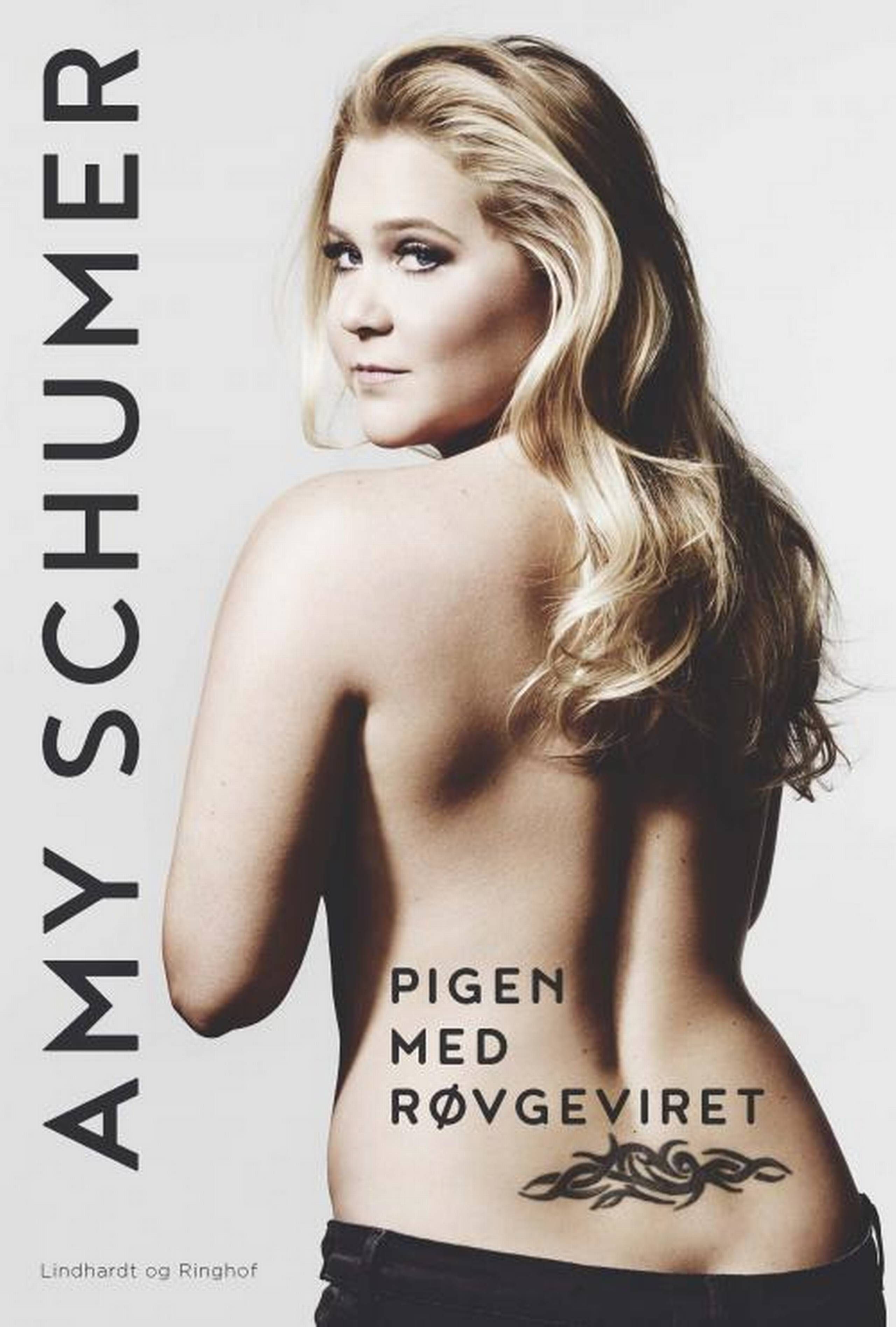 Amy Schumer griner ad smerten billede Foto