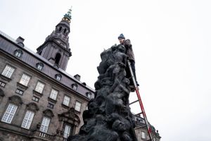 Kina har forsøgt at få fjernet en skulptur, som er opstillet på Christiansborg Slotsplads. Skulpturen vil skade dansk-kinesiske relationer, lød det.