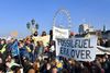 I dag har demonstranter i hele London vist deres bekymringer over manglende politisk handling mod klimaforandringerne. Her ses demonstranter ved Westminster Bridge. Foto: John Stillwell/PA via AP