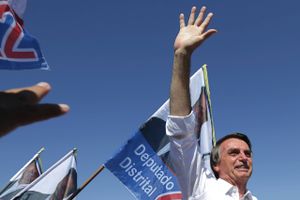 Jair Bolsonaro har siddet 27 år i Kongressen, hvor han indtil for nyligt altid blev betragtet som en irrelevant outsider. Men den 63-årige provokatør på den yderste højrefløj har med succes udnyttet den folkelige vrede over en vaklende økonomi og enorme korruptionsskandaler, og nu kan han blive Brasiliens næste præsident. Foto: AP/Eraldo Peres