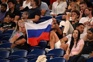 Australian Open har forbudt tilskuerne at fremvise russiske og belarusiske flag under årets grand slam, men tirsdag blev reglerne brudt. 
