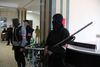 Bevæbnede mænd i uniform holder vagt i en af Donetsks administrationsbygninger. Byens rådhus blev onsdag indtaget på samme vis. Foto: Alexander Ermotjenko/AP