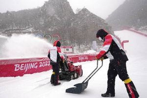 Kvindernes styrtløbstræning ved vinter-OL er søndag aflyst, mens slopestyle er udskudt på grund af snevejr.