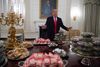 Donald Trump er ingen populær præsident, men med store armbevægelser har han sikret sig solid opbakning i sit eget parti. Her byder Trump et sportshold på besøg i Det Hvide Hus i den forløbne uge på fastfood. Foto: Saul Loeb/AFP
