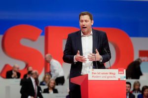 Generalsekretær Lars Klingbeil fortalte på SPD-kongressen, at partiet vil indlede en offensiv for at vinde vælgerne i det østlige Tyskland tilbage. Foto: Markus Schreiber/AP
