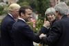 Den franske præsident, Emmanuel Macron, vendte fredag under et G7-topmøde på Sicilien tommelfingeren opad til et krav fra den britiske premierminister, Theresa May, om en styrket kamp mod ekstremisme. Efterfølgende var der også støtte fra USA's præsident, Donald Trump, og de øvrige G7-ledere. Foto: Luca Bruno/AP
