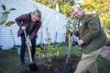 Udvalgsformand Kirstine Bille og Landsformanden for Plant et Træ Jens Døssing. Foto: Syddjurs Kommune
